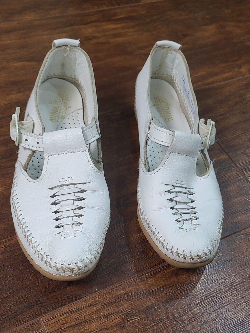 Minnetonka White Leather Slip-On Buckle Loafers Size 7